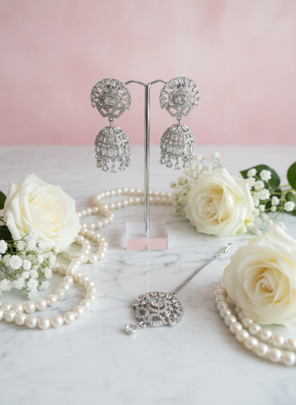 Chandelier set on stand